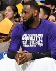 前队友：詹姆斯把装备全铺放在地板上 你得绕开走